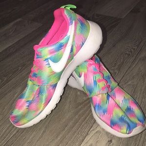 Size 7 Women’s Colorful Nike Roshe lightly worn